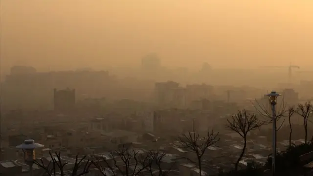 O sol se põe sobre a capital iraniana, Teerã, enquanto altos níveispixbet 265poluição do ar cobrem a cidadepixbet 26513pixbet 265janeiropixbet 2652021