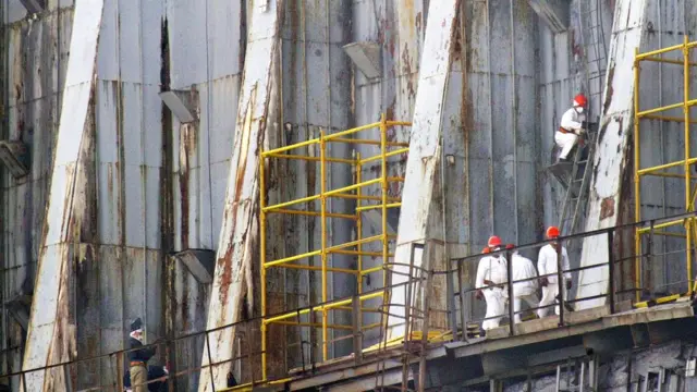Labores de restauración en el antiguo sarcófago