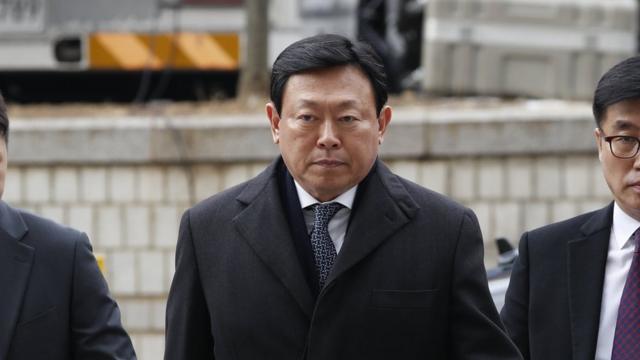 Lotte Group Chairman Shin Dong-bin (C), arrives to attend his final trial for embezzlement at the Seoul Central District Court in Seoul, South Korea, 22 December 2017. EPA/JEON HEON-KYUN