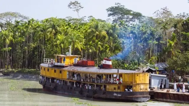 ثمة فرصة لأن يرى زوار بنغلاديش السفن البخارية العتيقة التي تسير بدواليب تجديف على جانبيها، وهي تمضي في الممرات المائية الموجودة في هذا البلد