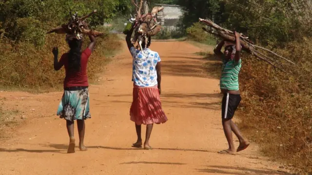 "අපි ගැන බලන්න කවුරුවත් නෑ"