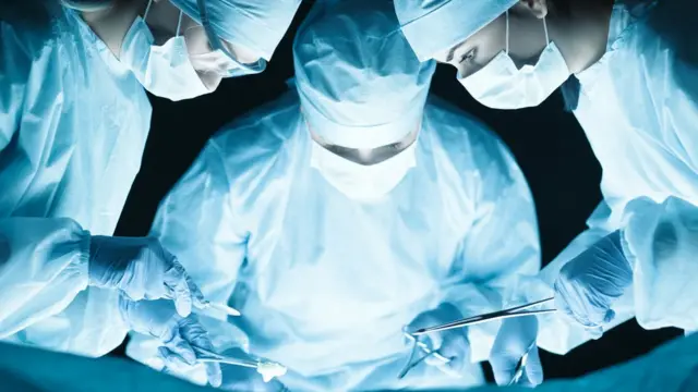 Tres médicos operando