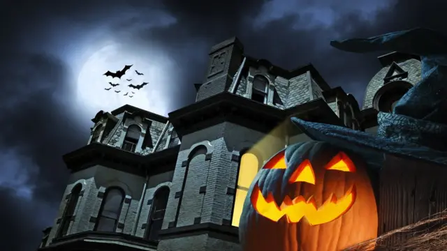 Дом и фонарь из тыквы на переднем плане