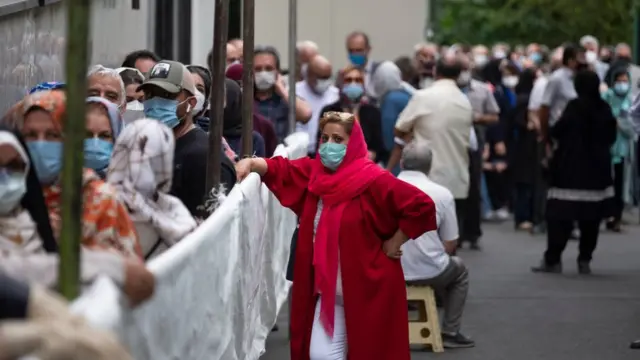 در ایران، صف‌های طویل برای واکسن کرونا خود به منشاء نگرانی برای شیوع بیشتر این ویروس تبدیل شده است