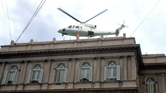 De la Rúa abandona la Casa Rosada