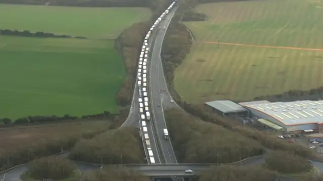 Caminhões esperam para cruzar o Canal da Mancha