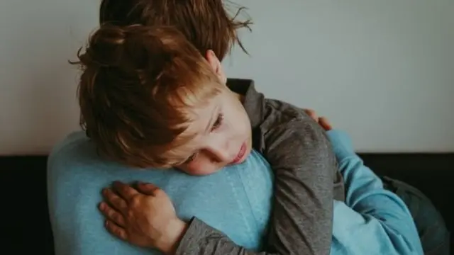 母亲安慰不安的孩子