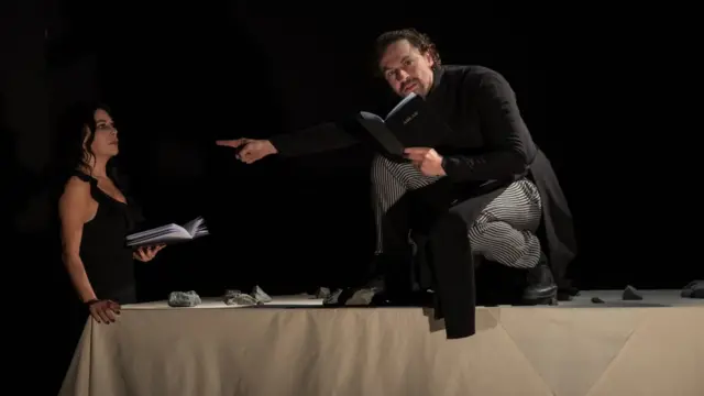 Medea'ya Göre Ahlak oyunundan Şenay Gürler ve Metin Akdülger