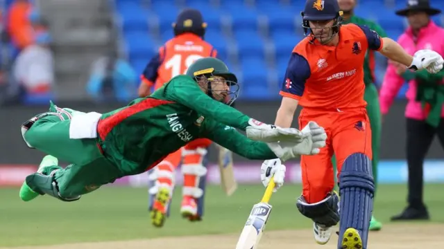 নেদারল্যান্ডসের ব্যাটসম্যানদের দুজন রানআউট হয়েছেন