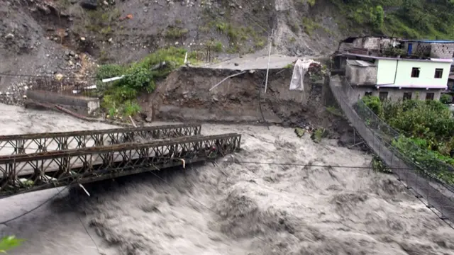 बाढीले बेनी–जोमसोम सडक अन्तर्गत म्याग्दीको बेनी नगरपालिकामा रघुगङ्गा नदीमा पुलमा क्षति पुर्‍याएको छ