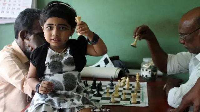 शतरंज खेलते गांव वाले