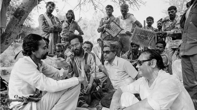 లొంగుబాటుకు ముందు ప్రభుత్వ అధికారులతో మల్ఖాన్ సింగ్ చర్చలు