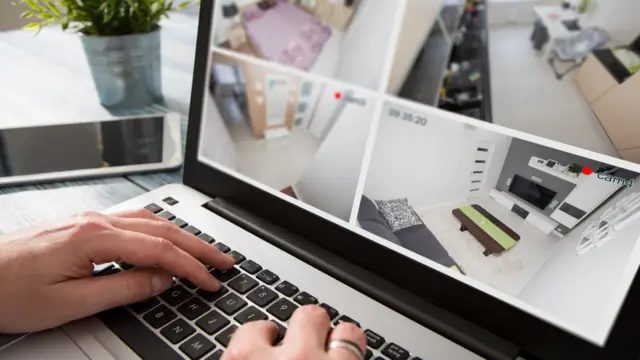 Mirando una casa a través de un laptop