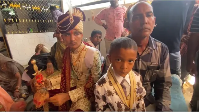 રામજી પરમાર (જમણે): "હુમલાખોરોએ અમારો મંડપ સળગાવી દીધો હતો અને મારા પાંચ લાખ રુપિયાનું પર્સ અને દાગીના પણ ઉઠાવી ગયા છે"