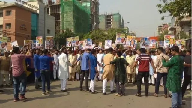 ধানমন্ডির কার্যলয়ে আওয়ামী লীগের প্রার্থীরা ফরম কিনতে যাচ্ছেন