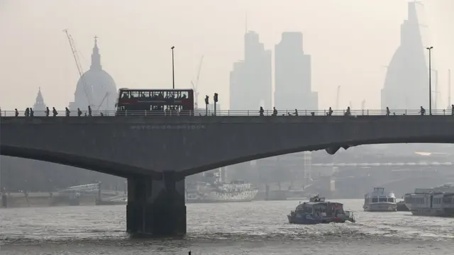 Image du 10 avril 2015 du pont Waterloo de Londres, avec la cathédrale Saint-Paul visible à travers le smog à l'arrière-plan.