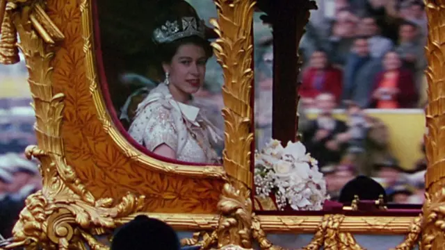 Isabel II en su viaje "horrible" en el Carruaje de Estado de Oro el día de su coronación, en 1953.