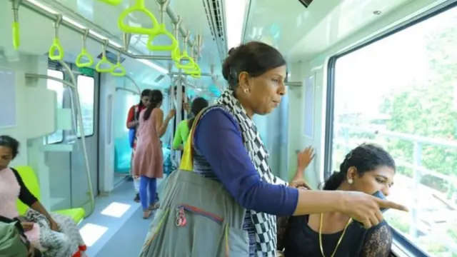 கொச்சி மெட்ரோ ரயில் சேவை பணியில் திருநங்கைகள்