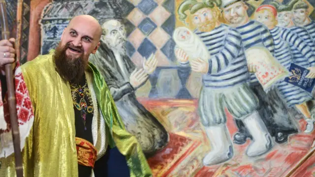 Художник Герман Виноградов в роли Ивана Грозного во время перформанса "Митьки приносят Ивану Грозному нового сына"