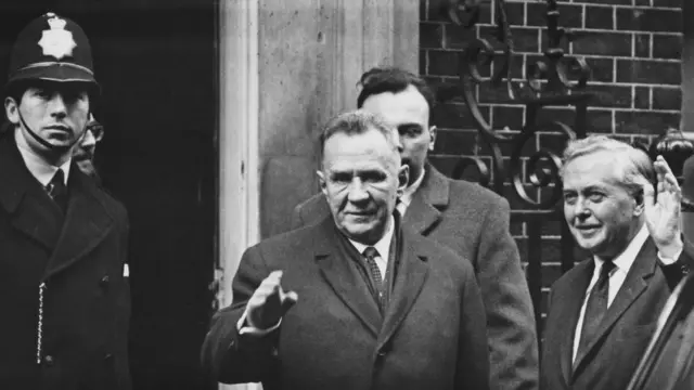 Глава правительства СССР Алексей Косыгин и британский премьер Гарольд Вильсон на Даунинг-стрит, 10, февраль 1967 года