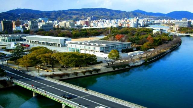 Мемориальный парк мира занимает территорию более 12 гектаров в центре Хиросимы