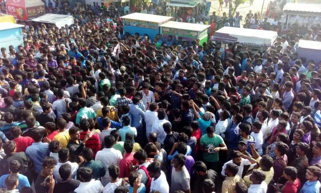 ஜல்லிக்கட்டிற்காக சென்னையில் திரண்ட இளைஞர்கள் கூட்டம் (புகைப்படத் தொகுப்பு)