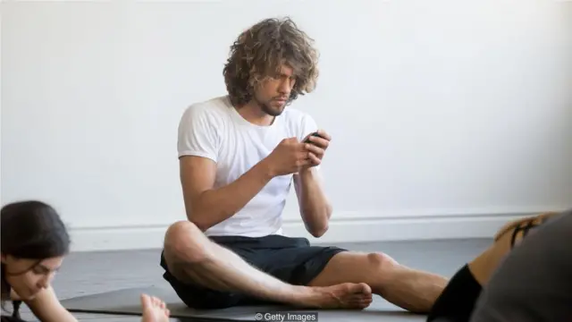 仅仅是查收工作邮件就能对人产生影响了，非工作时间还期待收到工作邮件会引起焦虑。