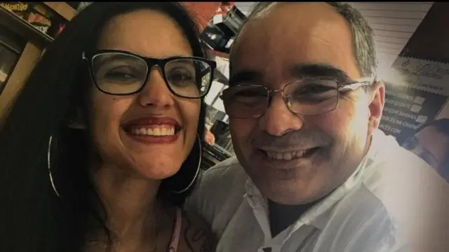 Raquel y Edward sonriendo en un selfie
