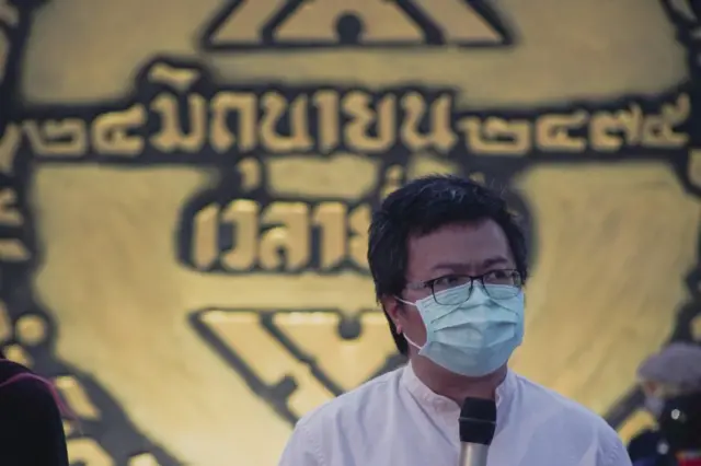 อานนท์ นำภา ร่วมกิจกรรมรำลึกวันเปลี่ยนแปลงการปกครอง 2475 ที่อนุสาวรีย์ประชาธิปไตยเช้าตรู่ของวันที่ 24 มิ.ย. 2564