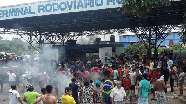 Manifestantes protestam queimando objetosbet 765Pacaraima