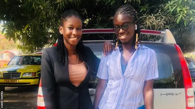 Ajara Samba (à droite) avec sa soeur Rohey Samba.