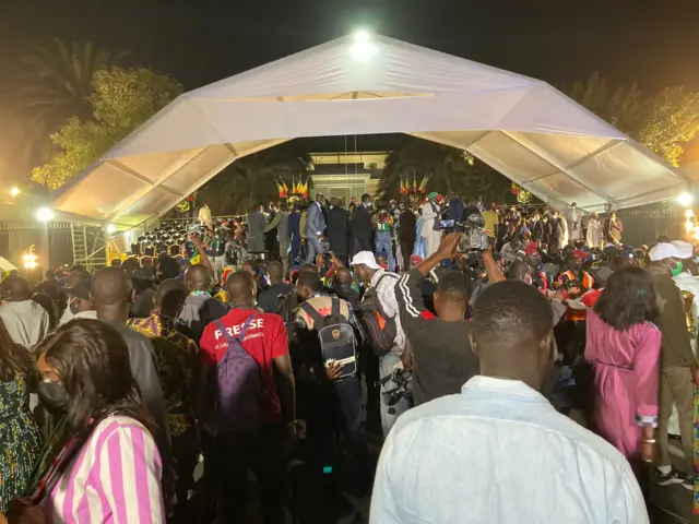 Les supporters en masse devant les grilles du palais présidentiel