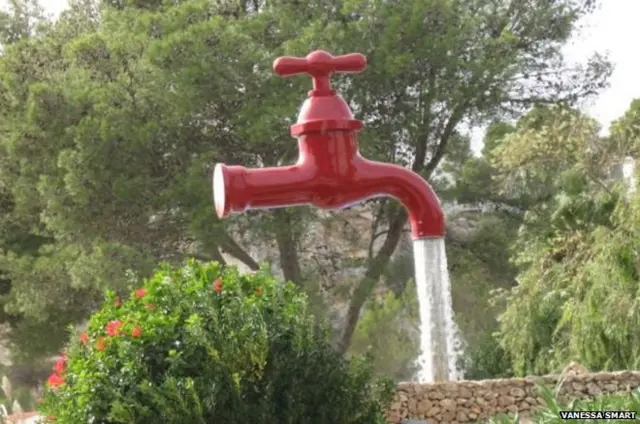 हवा में झूलने वाला नल