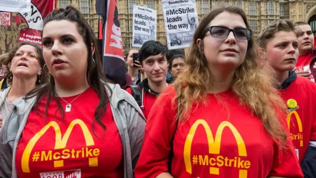 Pekerja McDonald's di Inggris berunjuk rasa pada permulaan bulan Oktober.