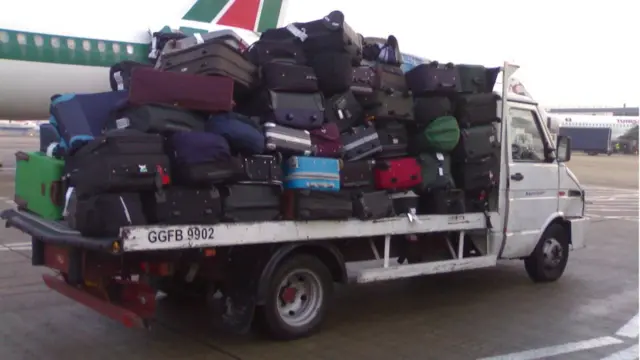 Camión de carga en el aeropuerto