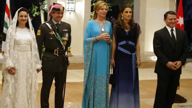 ਕਿੰਗ ਅਬਦੁੱਲਾ ਅਤੇ ਉਨ੍ਹਾਂ ਦੀ ਪਤਨੀ ਮਹਾਰਾਣੀ ਰਾਨੀਆ (ਸਭ ਤੋਂ ਸੱਜੇ) ਪ੍ਰਿੰਸ ਹਮਜ਼ਾ ਅਤੇ ਰਾਜਕੁਮਾਰੀ ਨੂਰ (ਖੱਬੇ) ਦੇ ਵਿਆਹ ਵਿੱਚ, ਹਮਜ਼ਾ ਦੀ ਮਾਂ ਮਹਾਰਾਣੀ ਨੂਰ ਵਿਚਕਾਰ ਹਨ