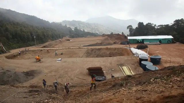 Obras de preparación del terreno para levantar las viviendas para los guerrilleros.