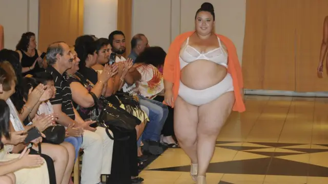 Jovem durante desfile na Argentina