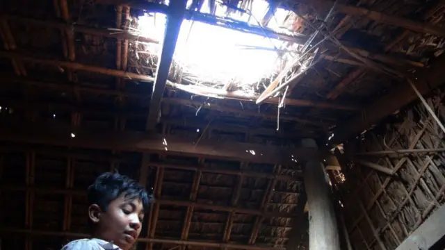 လက်နက်ကြီးကျည်ဆံကြောင့် အိမ်ခေါင်မိုးပေါက်သွားပုံ