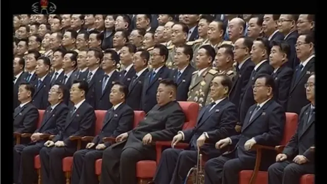 노동당 전원회의를 마치고 기념사진을 찍고 있는 김 위원장과 회의 참가자들