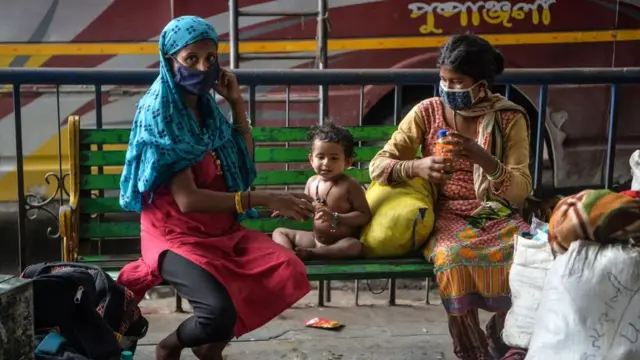 Mujeres indias con ni;os