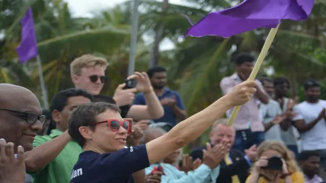 கடலில் அலை சறுக்கில் அசத்தும் இலங்கை பெண்கள்