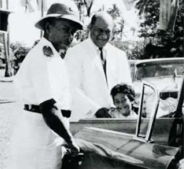 Fiame enfant, avec son père (en costume-cravate)