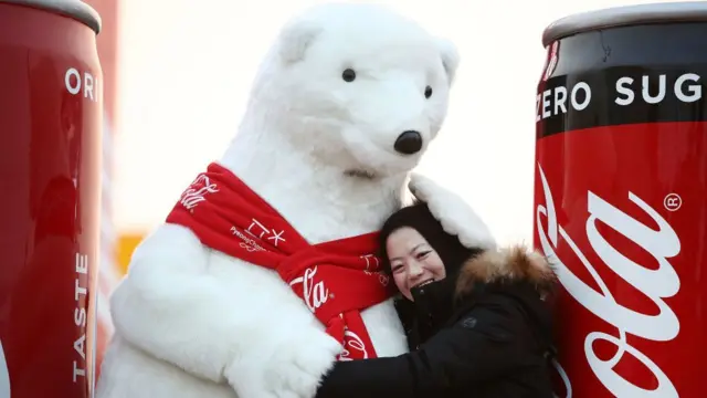 કોકા-કોલાના બ્રાન્ડ એમ્બેસેડર સાથે યુવતીની તસવીર