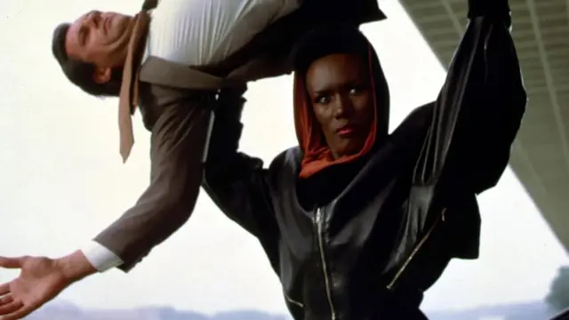 Sredinom osamdesetih Džons je uložila veliki napor da napravi zaokret od muzike i proslavi se filmovima poput "A View to a Kill"