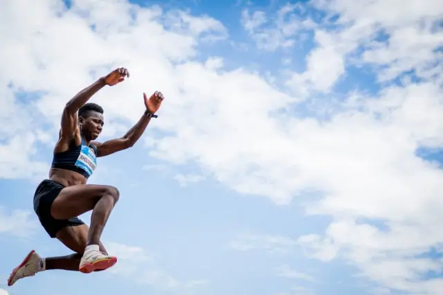 Beninoise heptathlete Odile Ahouanwanou a lokacin gasar tsallen baɗake a Austria a ranar Asabar.