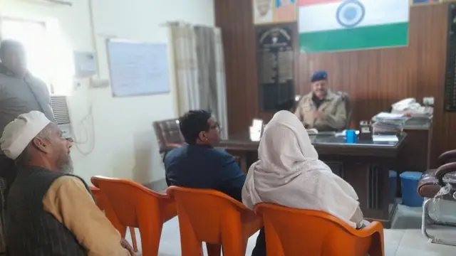 ज्वालापुर कोतवाली में मुस्लिम फंड से जुड़े लोगों से बात करते हुए थाना प्रभारी आरके सकलानी