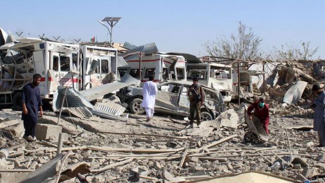 Сотрудники афганских спецслужб на месте взрыва начиненного тротилом автомобиля в провинции Забуль 19 сентября 2019 года