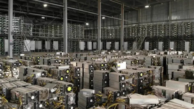 На одной из крупнейших криптоферм 8 таких ангаров