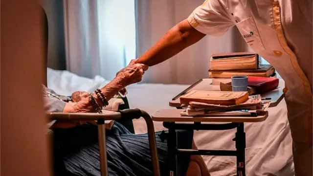 А от піклуватися про людей поки що можуть лише люди